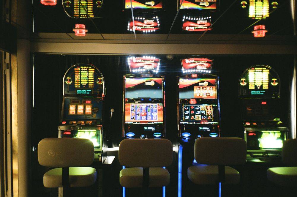 Row of casino slot machines illustrating fast Solana SOL deposits for Canadian online casino slots