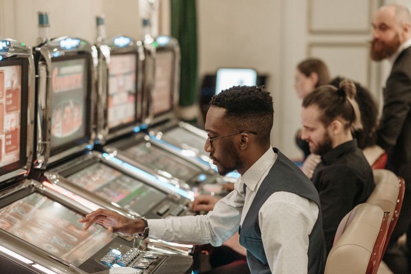 Player funding Canadian online casino slots on a Visa Debit card at a casino