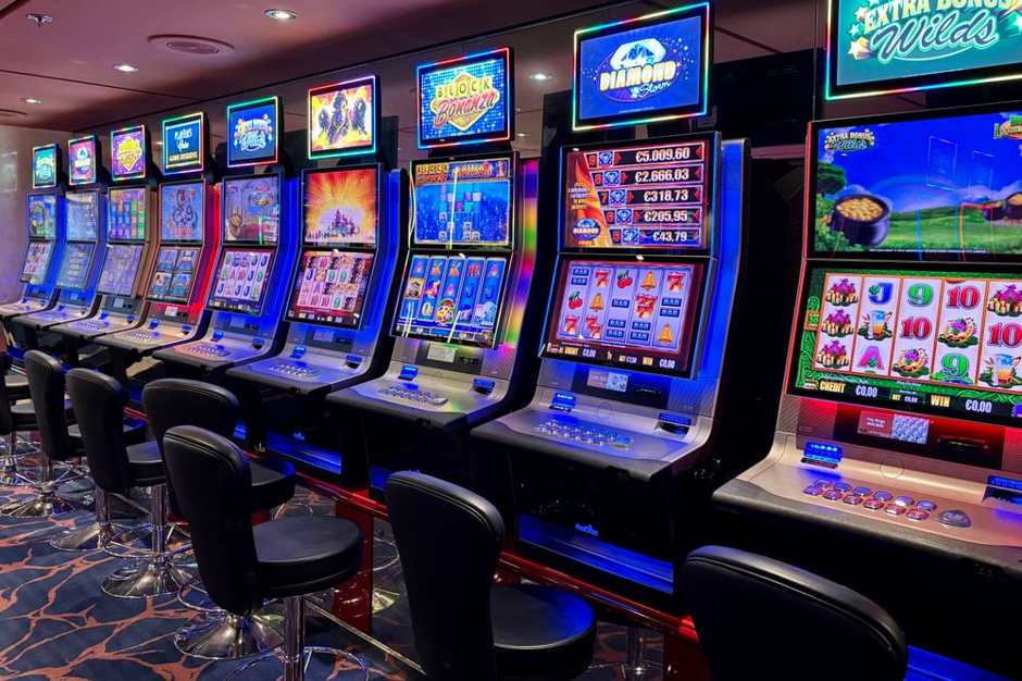 Row of colourful online casino slot machines representing Canadian online casino slots like the Gemix cluster-pays game